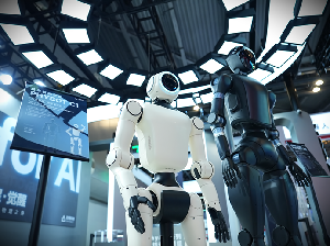 Robot for AI，動易科技攜兩款人形機(jī)器人及擺線關(guān)節(jié)模組系列產(chǎn)品亮相WAIC 2025